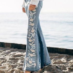 LNWOT Liverpool Farrah Embroidered Floral Flare Jeans - Beoverly Wash
